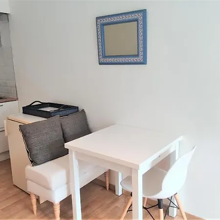 Cozy Studio Equipped With Indoor Heated Pool In Standing